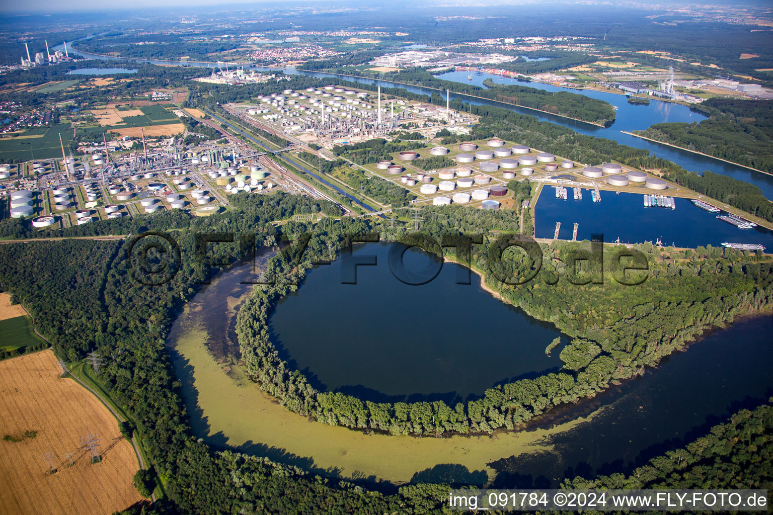 Vue aérienne de Installations de raffinage et systèmes de canalisations sur le site du producteur d'huile minérale Mineralölraffinerie Oberrhein en Knielingen à le quartier Knielingen in Karlsruhe dans le département Bade-Wurtemberg, Allemagne