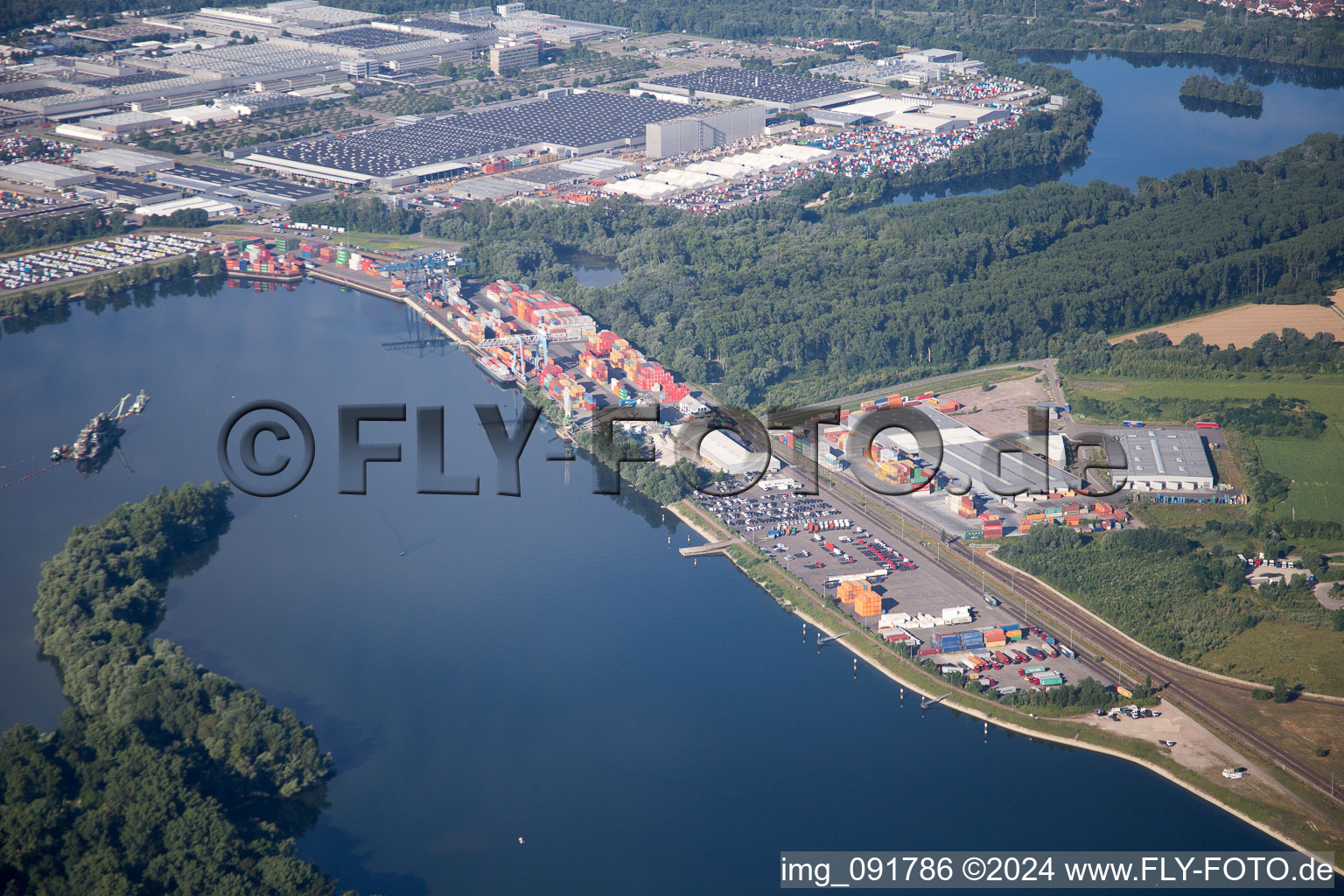 Vue aérienne de Zone industrielle d'Oberwald, port rhénan de Wörth à le quartier Maximiliansau in Wörth am Rhein dans le département Rhénanie-Palatinat, Allemagne