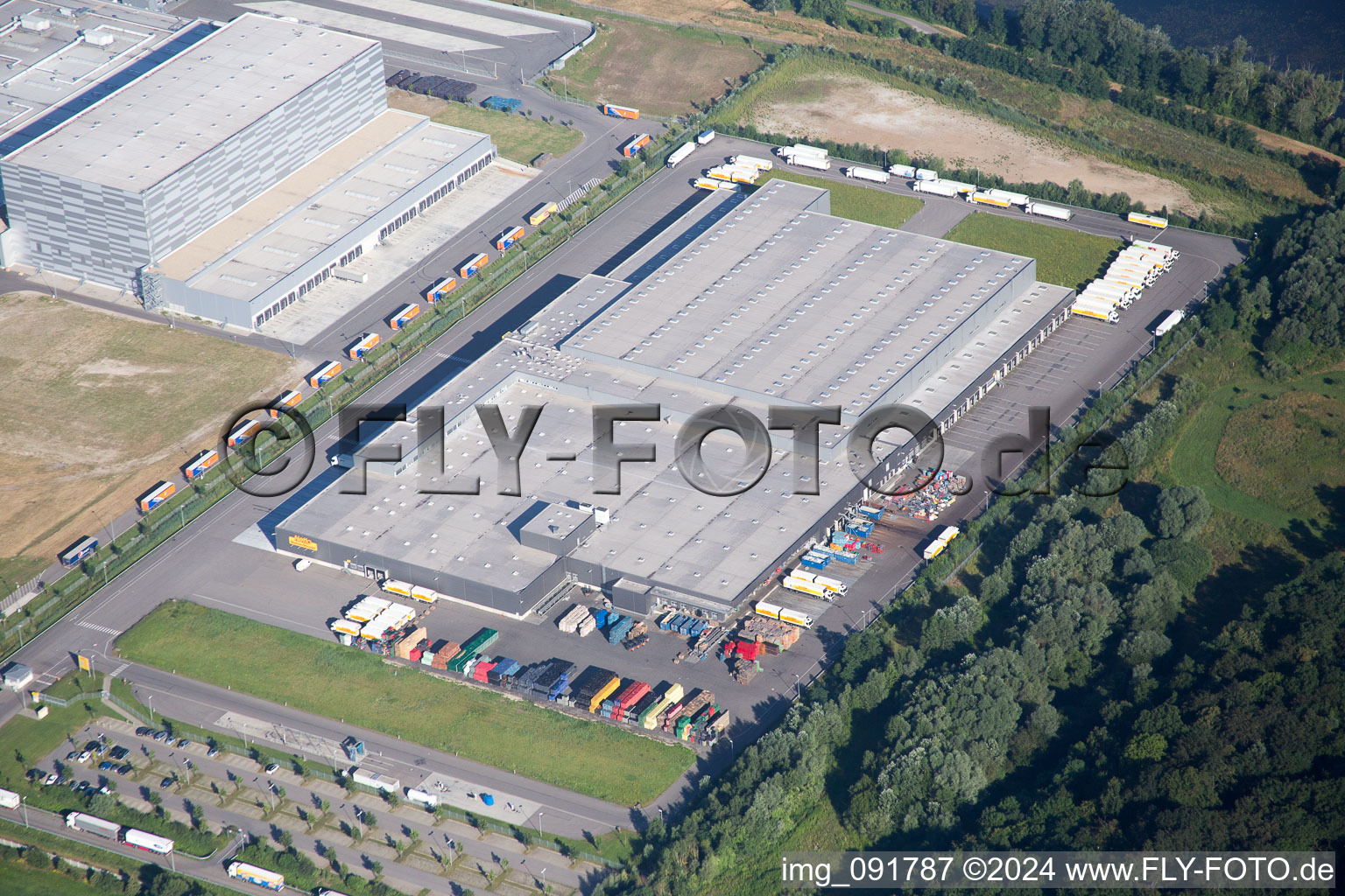 Zone industrielle d'Oberwald à Wörth am Rhein dans le département Rhénanie-Palatinat, Allemagne depuis l'avion