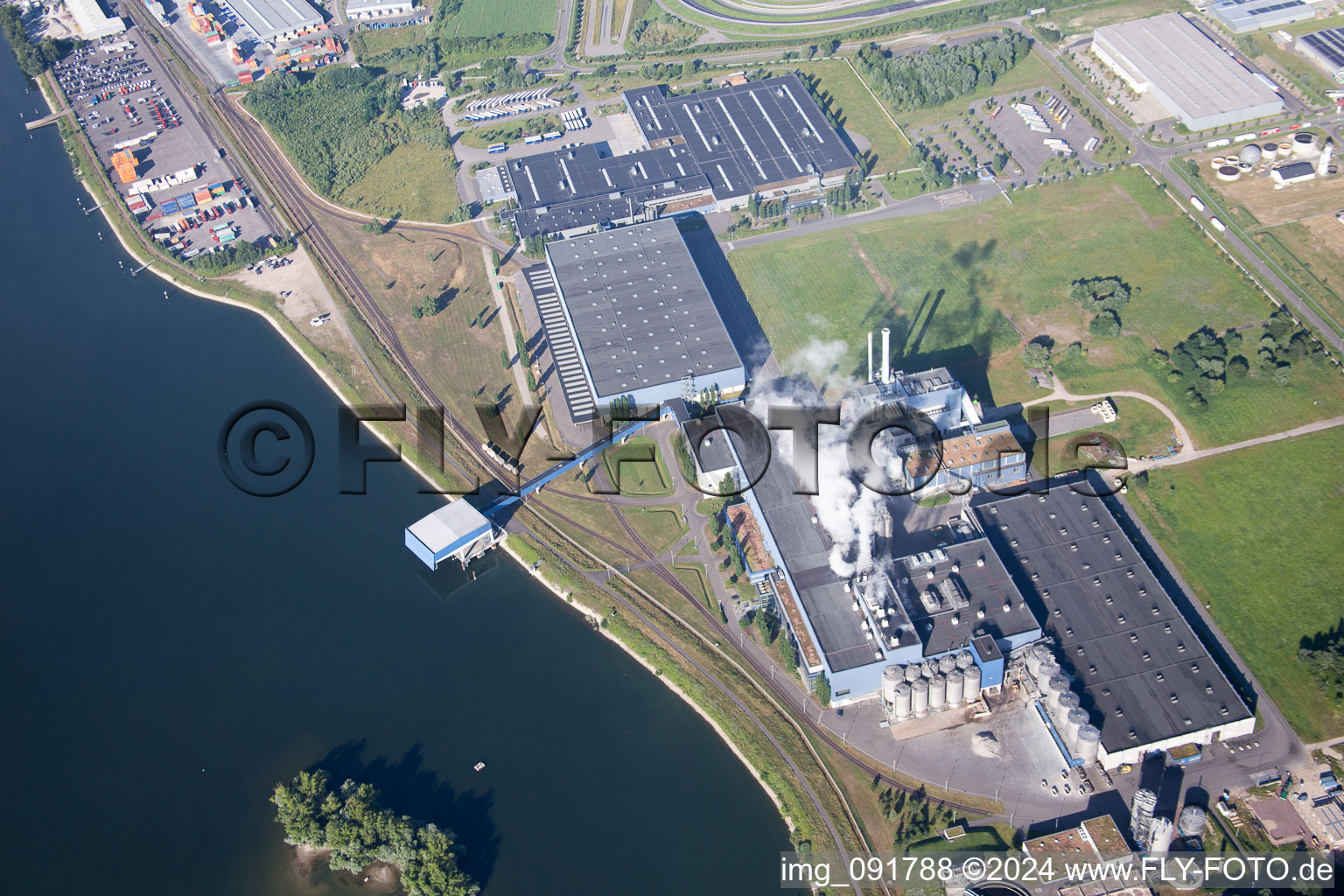 Vue aérienne de Zone industrielle d'Oberwald, port rhénan de Wörth à Wörth am Rhein dans le département Rhénanie-Palatinat, Allemagne