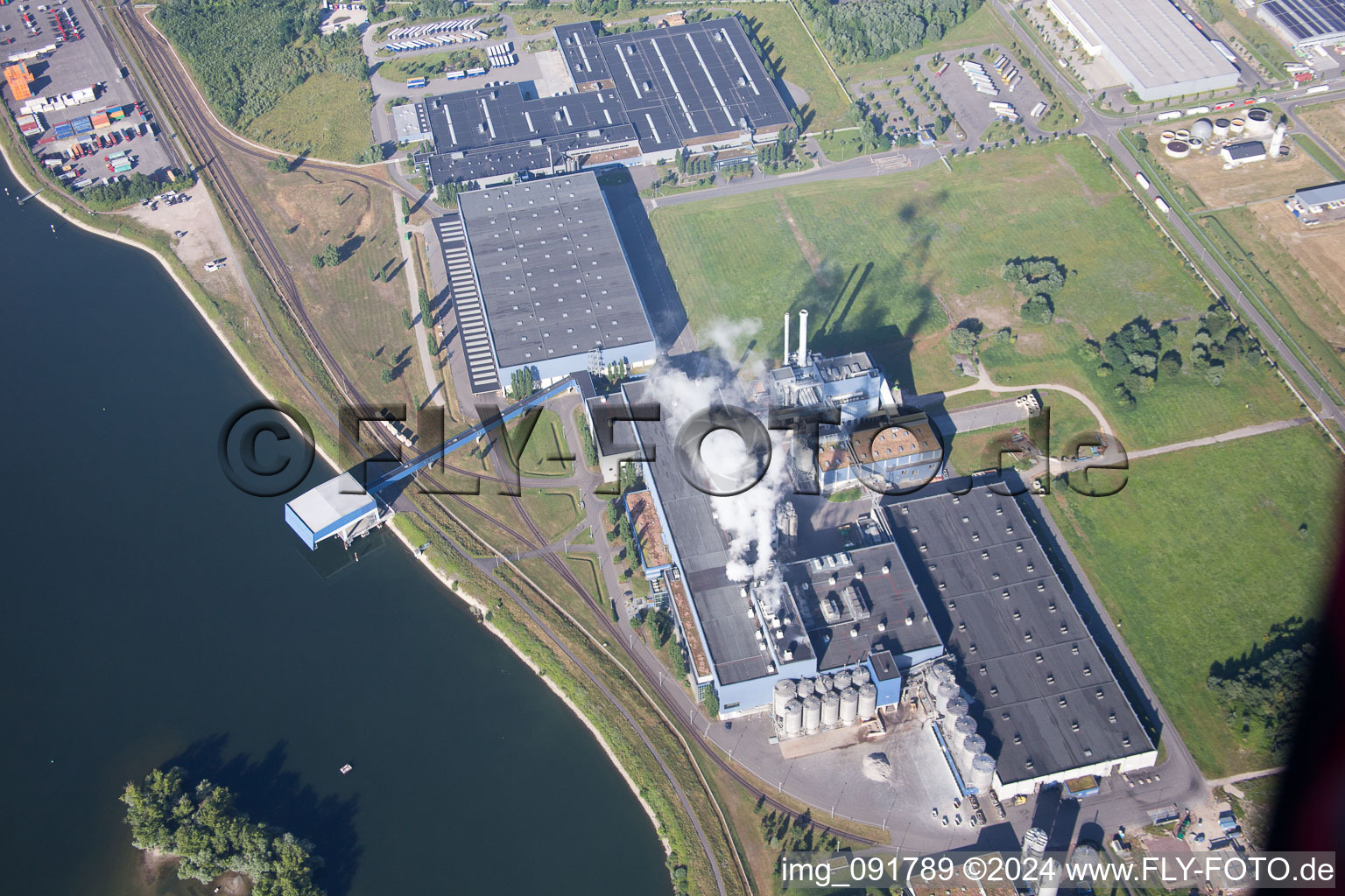 Vue aérienne de Zone industrielle d'Oberwald, port rhénan de Wörth à Wörth am Rhein dans le département Rhénanie-Palatinat, Allemagne