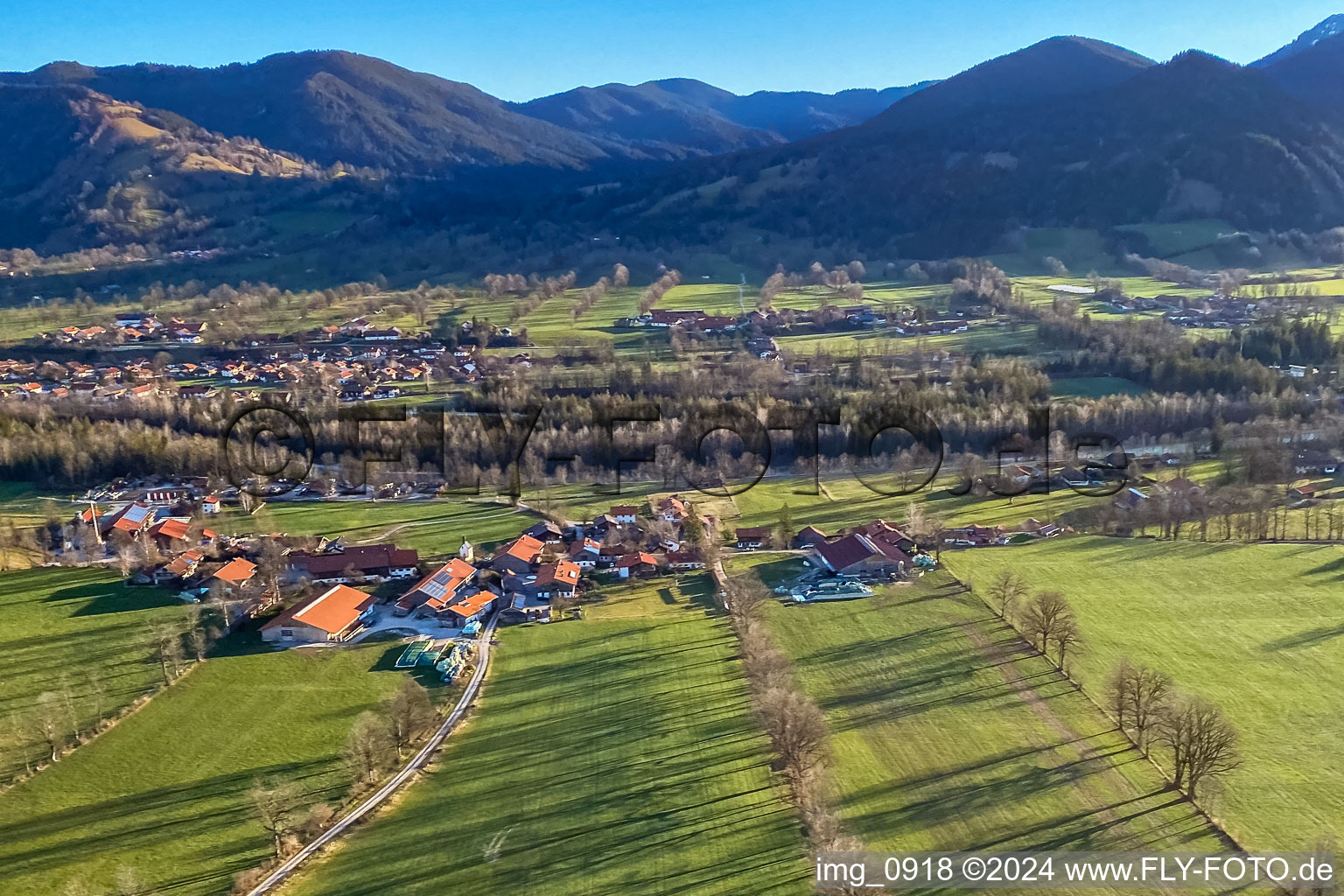 Vue aérienne de Ertlhöfe à le quartier Schlegldorf in Lenggries dans le département Bavière, Allemagne