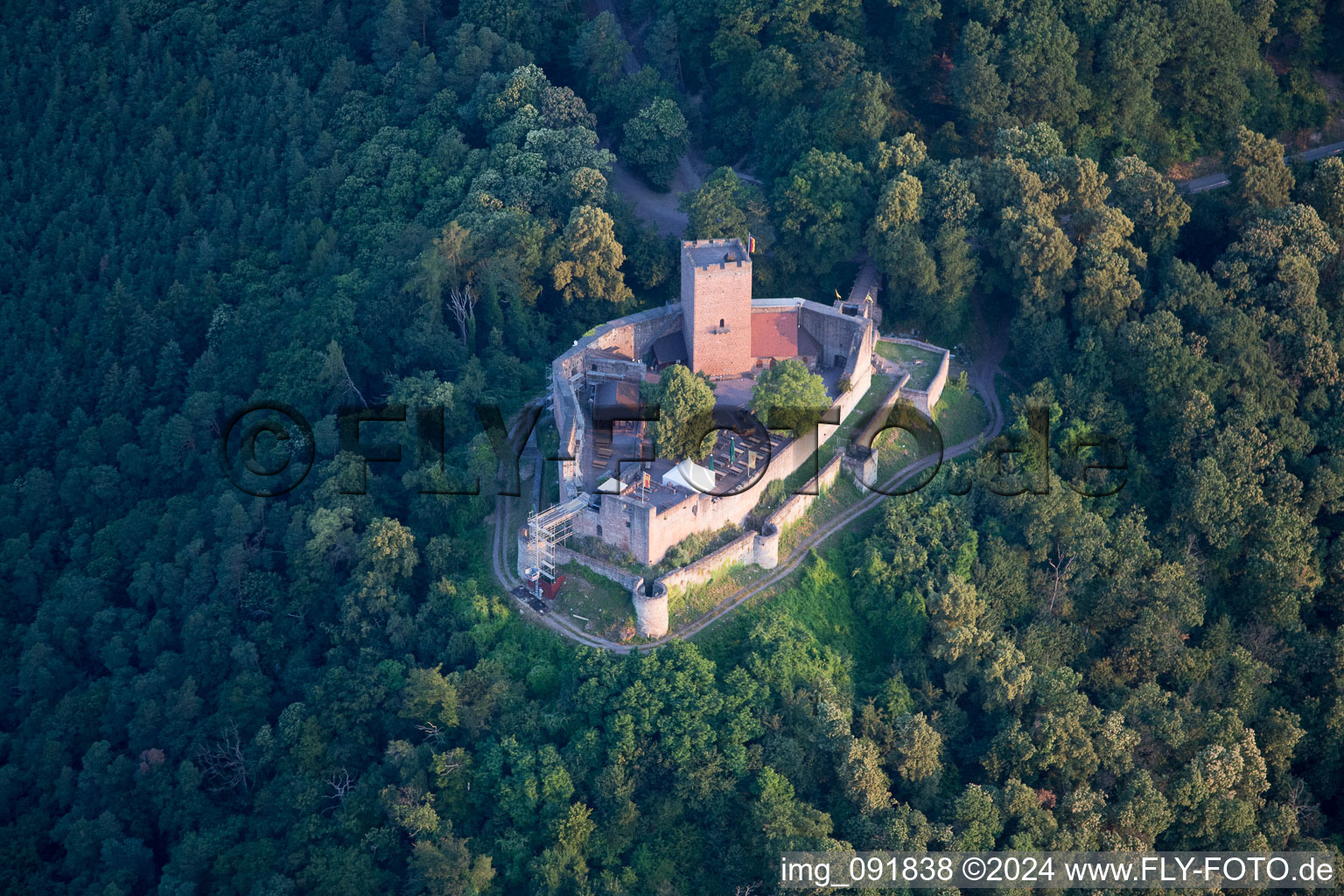 Klingenmünster dans le département Rhénanie-Palatinat, Allemagne du point de vue du drone