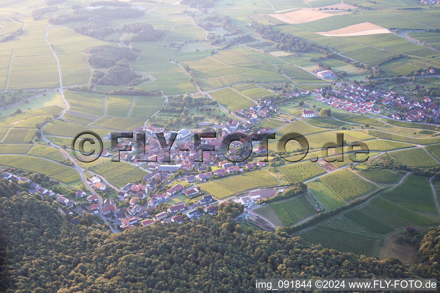 Vue d'oiseau de Quartier Gleishorbach in Gleiszellen-Gleishorbach dans le département Rhénanie-Palatinat, Allemagne