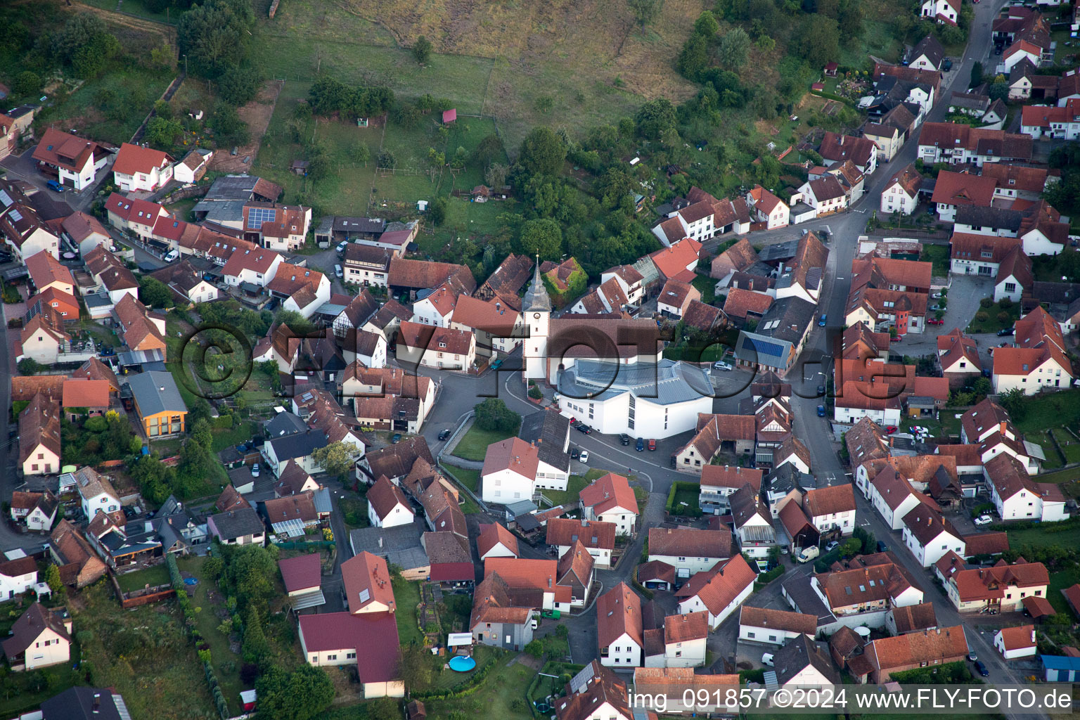 Vue aérienne de Église Saint-Cyriaque à le quartier Gossersweiler in Gossersweiler-Stein dans le département Rhénanie-Palatinat, Allemagne