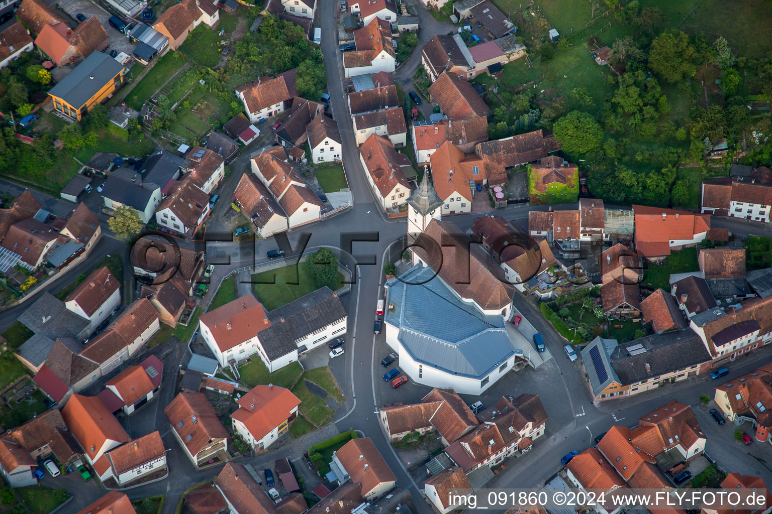 Vue aérienne de Église Saint-Cyriaque à le quartier Gossersweiler in Gossersweiler-Stein dans le département Rhénanie-Palatinat, Allemagne