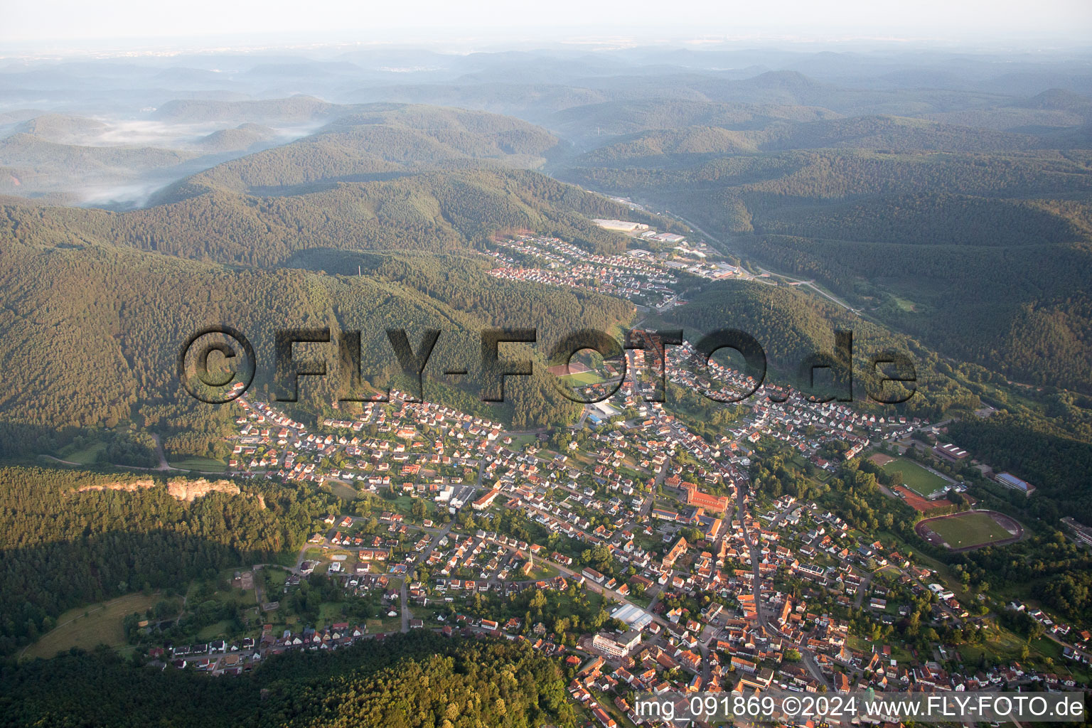 Hauenstein dans le département Rhénanie-Palatinat, Allemagne depuis l'avion