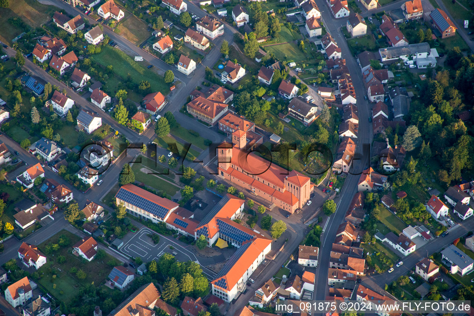 Photographie aérienne de Église du Christ-Roi dans le vieux centre-ville du centre-ville à Hauenstein dans le département Rhénanie-Palatinat, Allemagne