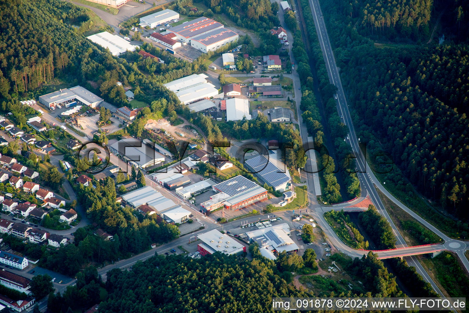 Vue aérienne de Locaux de l'usine Josef Seibel Schuhfabrik GmbH à Hauenstein dans le département Rhénanie-Palatinat, Allemagne