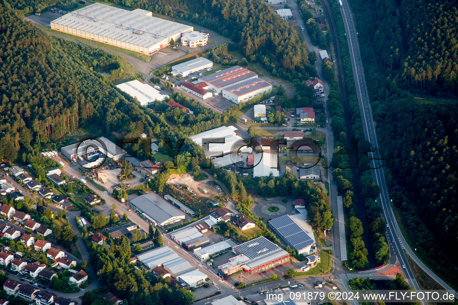 Vue aérienne de Locaux de l'usine Josef Seibel Schuhfabrik GmbH à Hauenstein dans le département Rhénanie-Palatinat, Allemagne