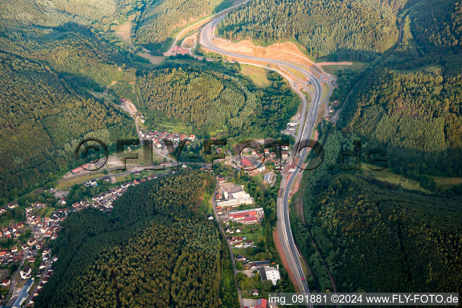 Vue aérienne de Quartier Kaltenbach in Hinterweidenthal dans le département Rhénanie-Palatinat, Allemagne