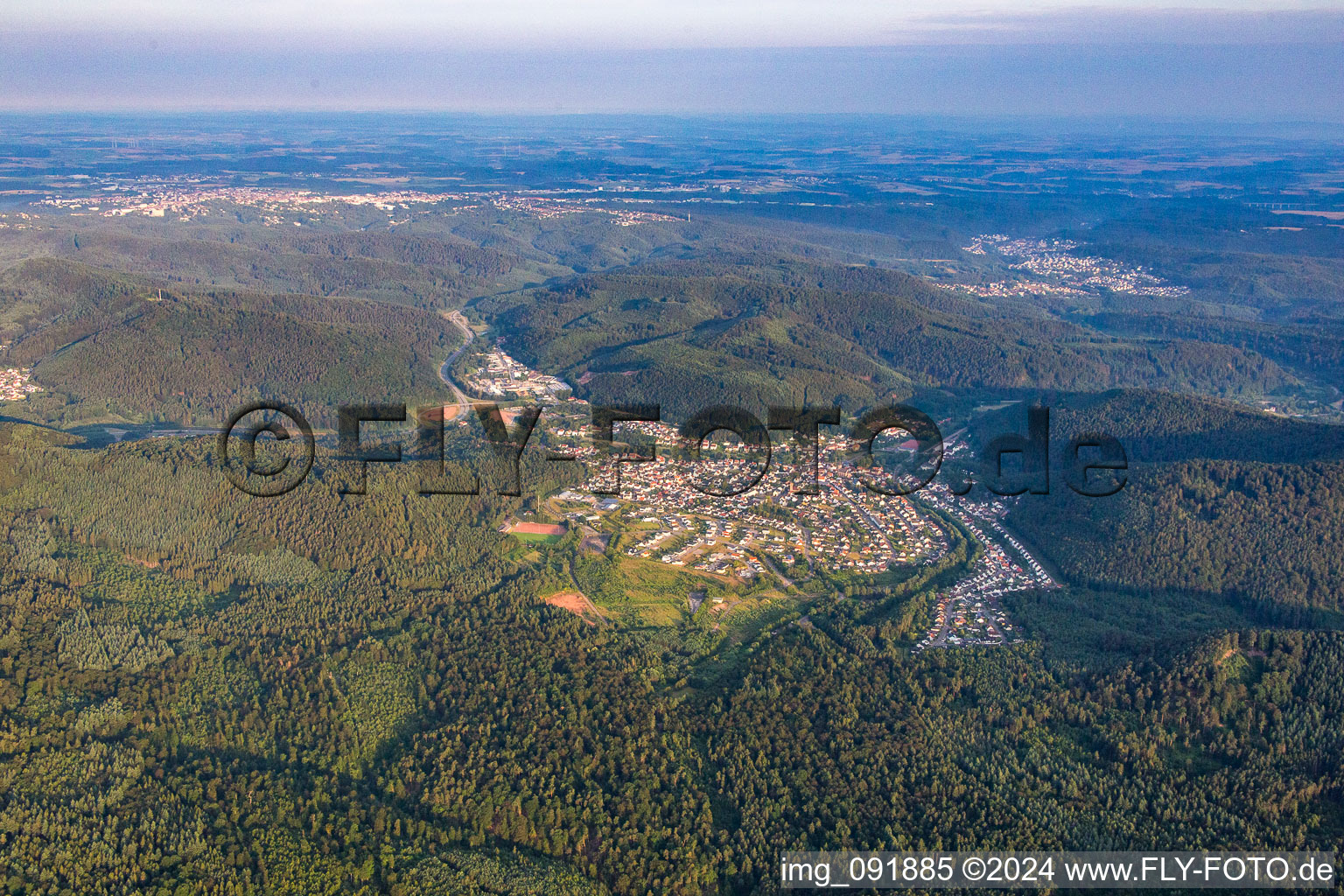 Vue aérienne de Vue sur le village à le quartier Münchweiler in Münchweiler an der Rodalb dans le département Rhénanie-Palatinat, Allemagne