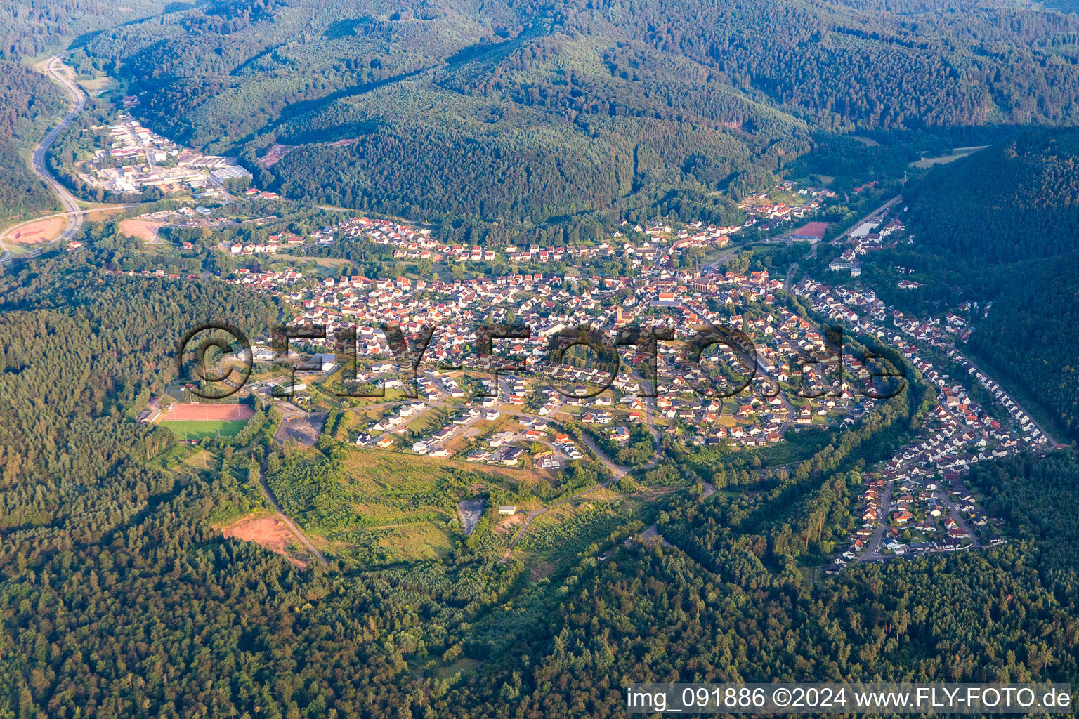 Vue aérienne de Vue sur le village à le quartier Münchweiler in Münchweiler an der Rodalb dans le département Rhénanie-Palatinat, Allemagne