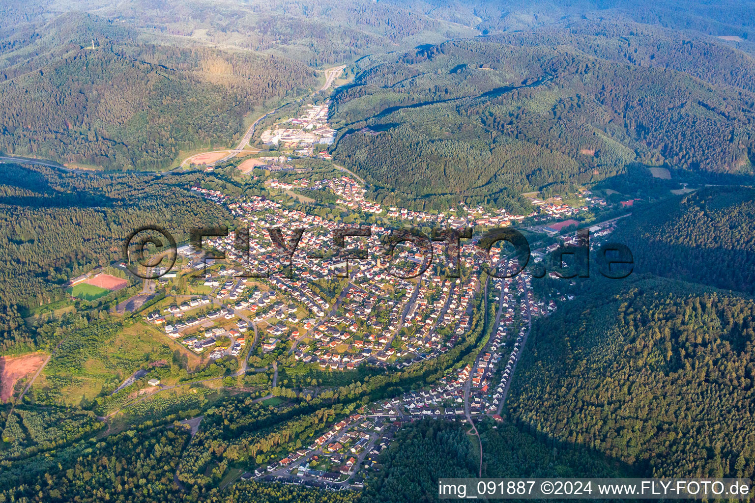 Photographie aérienne de Vue sur le village à le quartier Münchweiler in Münchweiler an der Rodalb dans le département Rhénanie-Palatinat, Allemagne