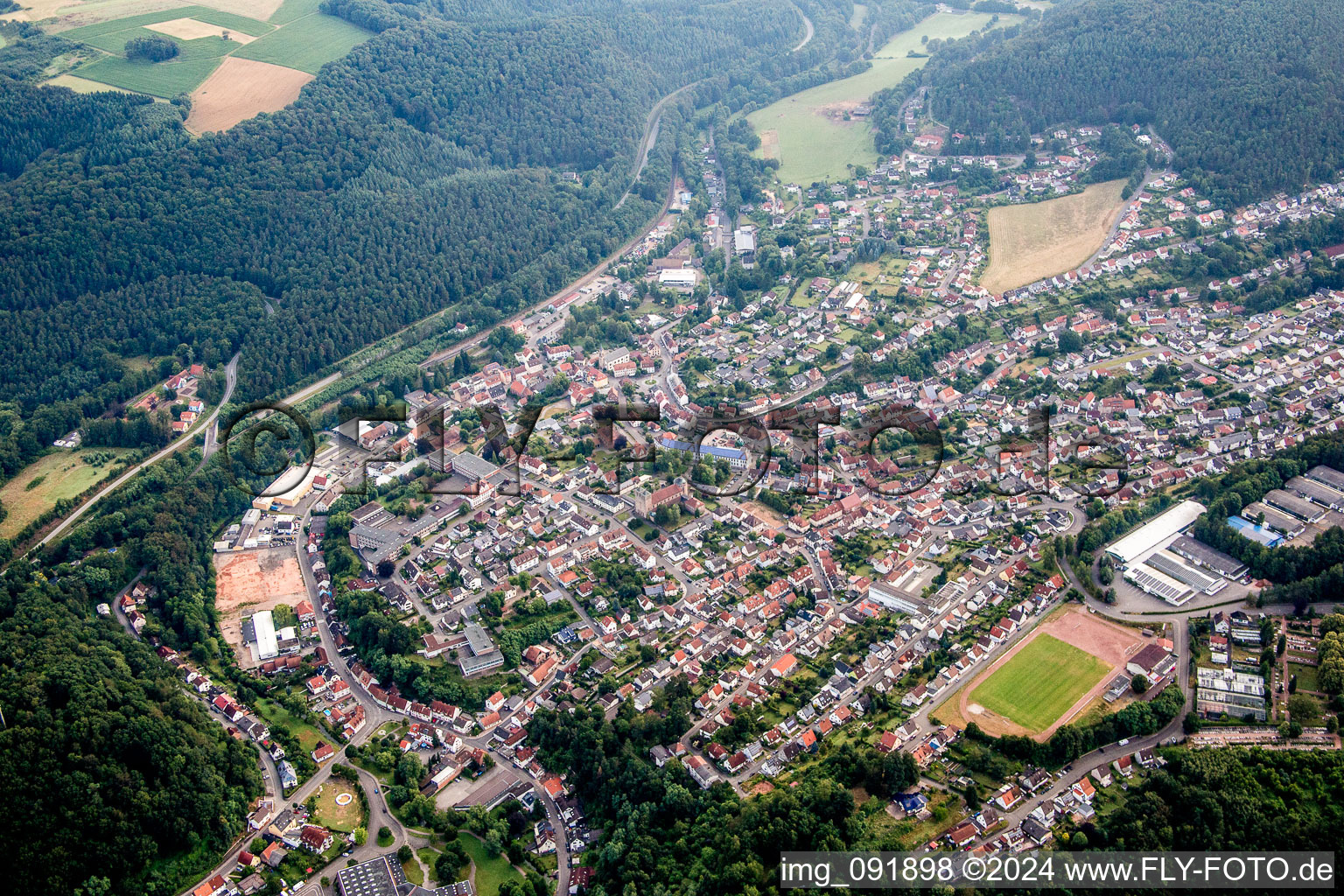 Vue aérienne de Vue des rues et des maisons des quartiers résidentiels à le quartier Burgalben in Waldfischbach-Burgalben dans le département Rhénanie-Palatinat, Allemagne