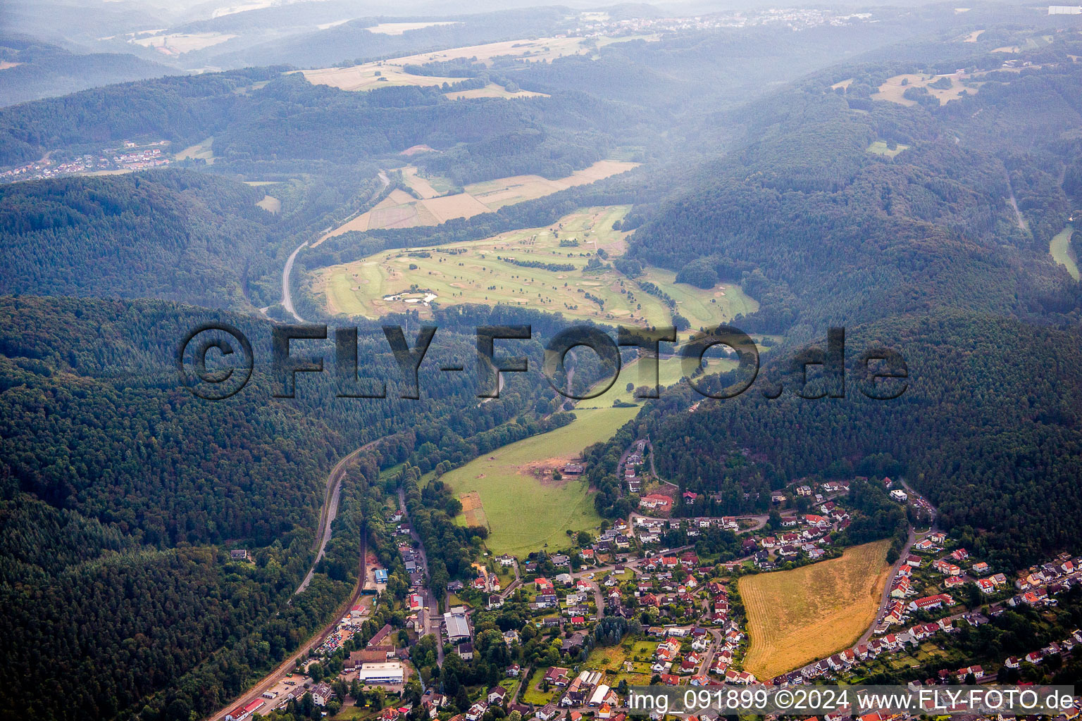 Vue aérienne de Terrain du Golf Club Pfälzerwal à Waldfischbach-Burgalben dans le département Rhénanie-Palatinat, Allemagne