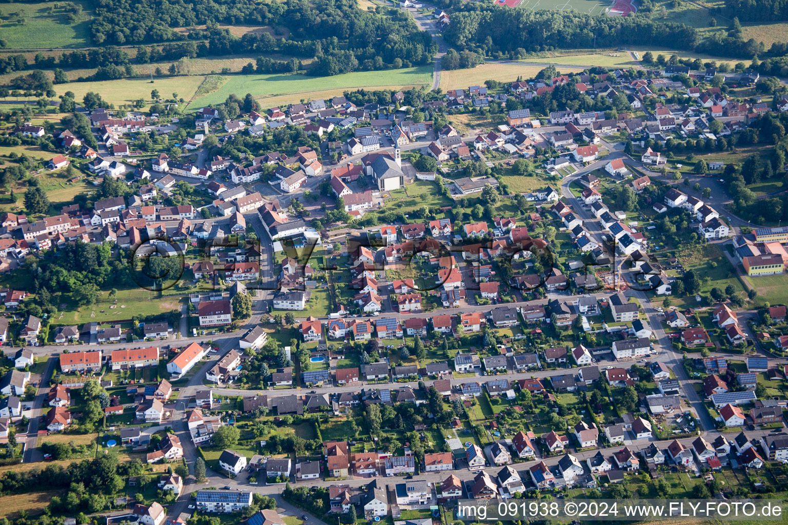 Vue aérienne de Vue des rues et des maisons des quartiers résidentiels à le quartier Kübelberg in Schönenberg-Kübelberg dans le département Rhénanie-Palatinat, Allemagne