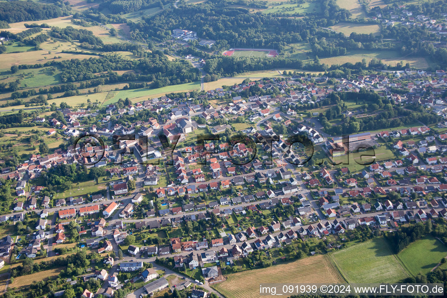 Vue aérienne de Vue des rues et des maisons des quartiers résidentiels à Schönenberg-Kübelberg dans le département Rhénanie-Palatinat, Allemagne