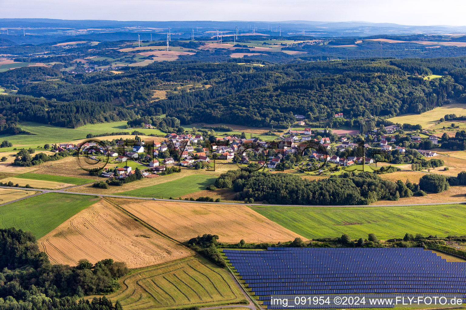 Vue aérienne de Derrière le champ solaire à le quartier Reitscheid in Freisen dans le département Sarre, Allemagne