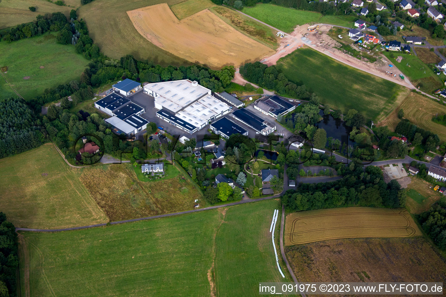 Vue aérienne de Technologie de climatisation Howatherm à le quartier Traunen in Brücken dans le département Rhénanie-Palatinat, Allemagne