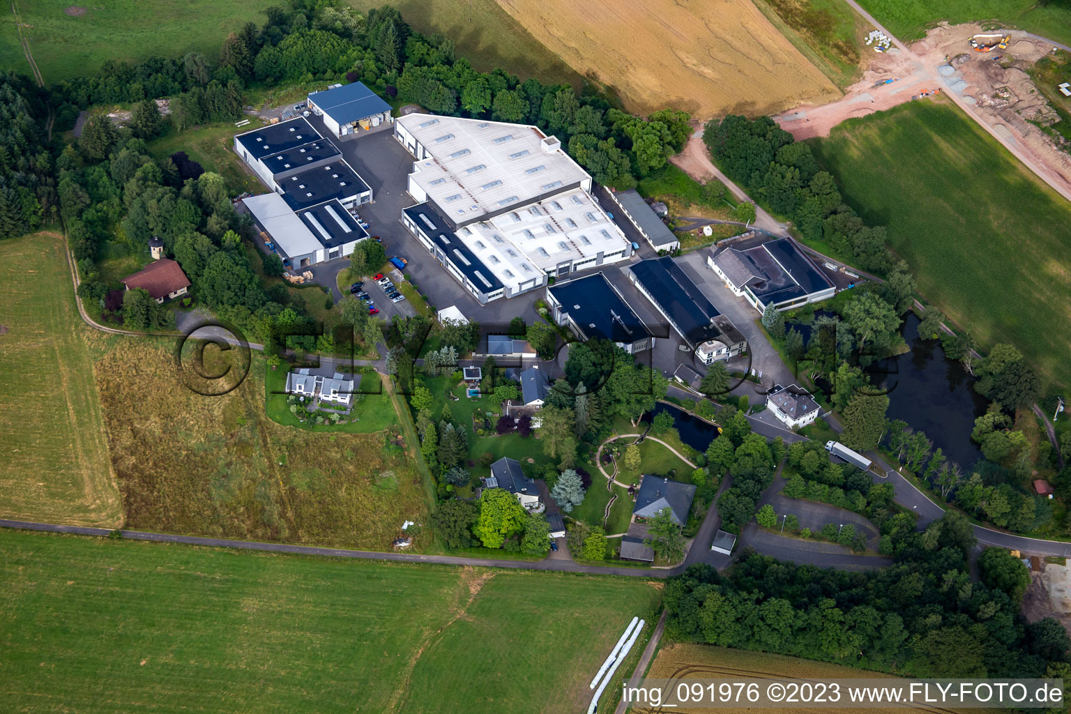 Vue aérienne de Technologie de climatisation Howatherm à le quartier Traunen in Brücken dans le département Rhénanie-Palatinat, Allemagne