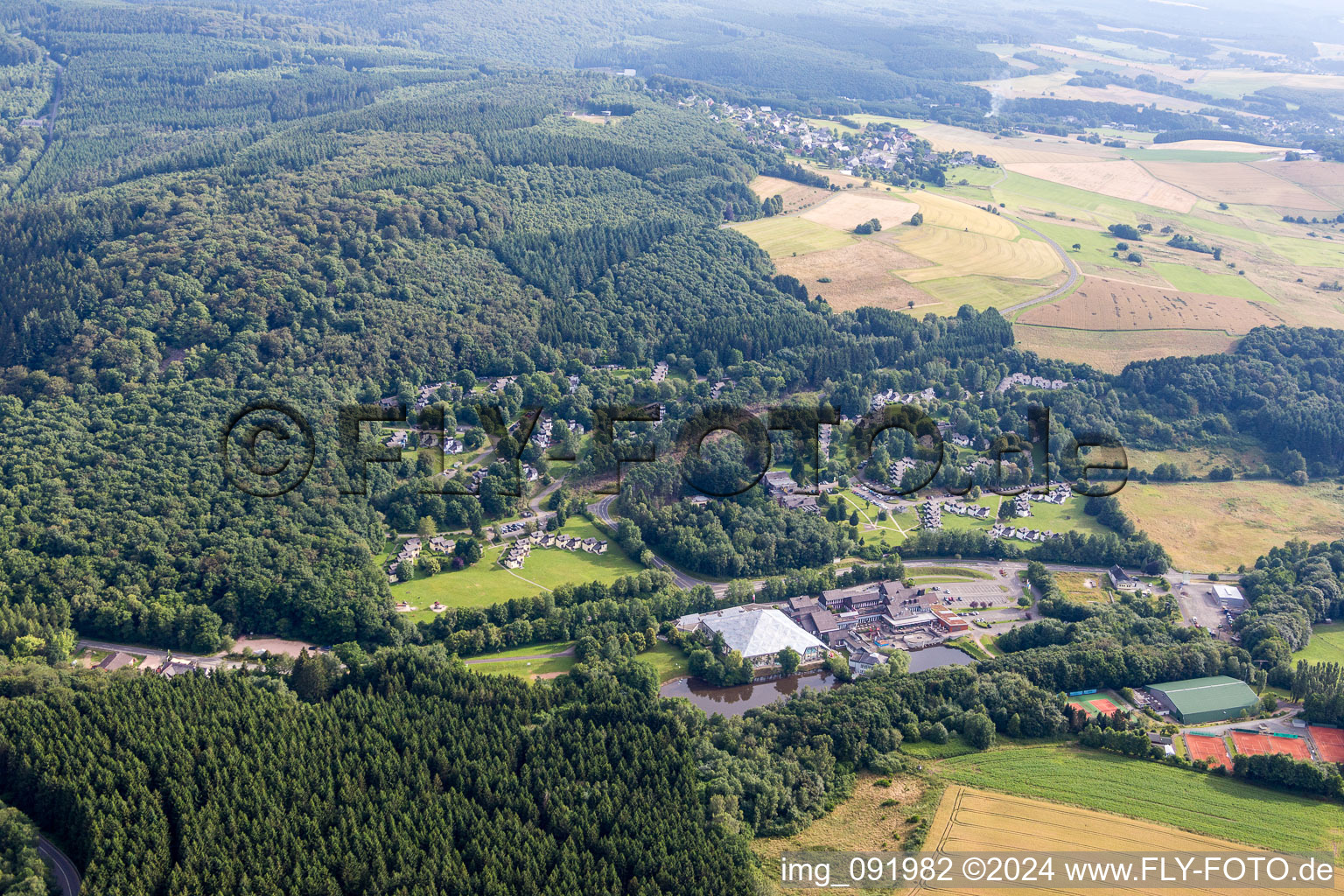 Vue aérienne de Complexe de maisons de vacances dans le parc de vacances Ferienpark Hambachtal à Oberhambach dans le département Rhénanie-Palatinat, Allemagne