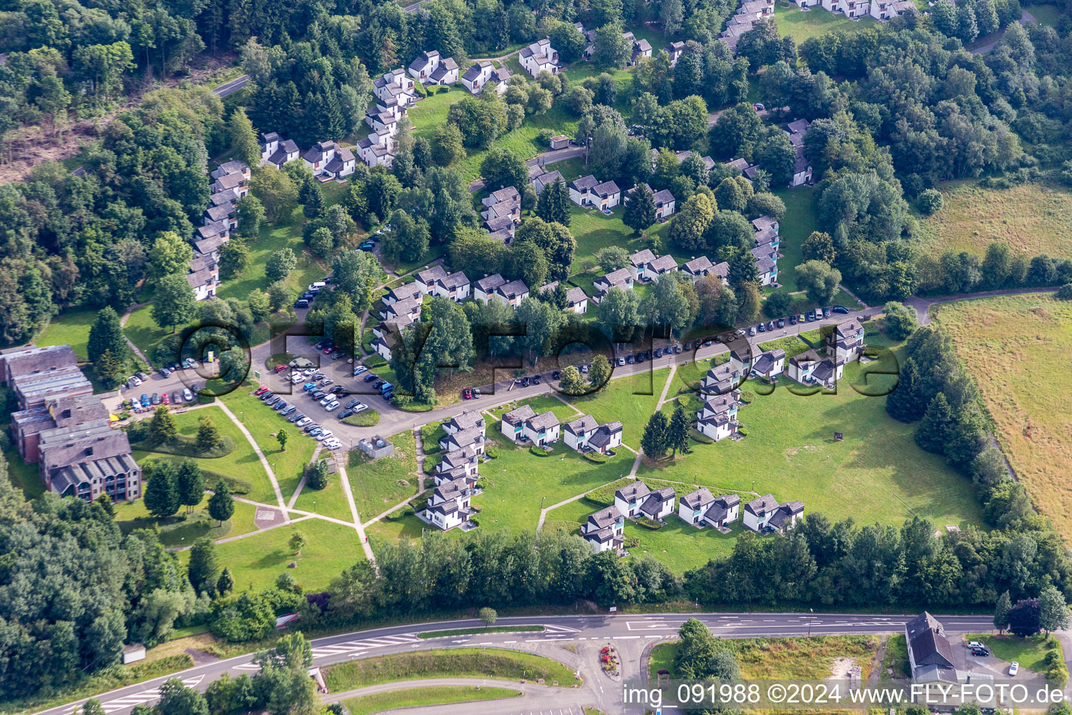 Vue aérienne de Complexe de maisons de vacances dans le parc de vacances Ferienpark Hambachtal à Oberhambach dans le département Rhénanie-Palatinat, Allemagne