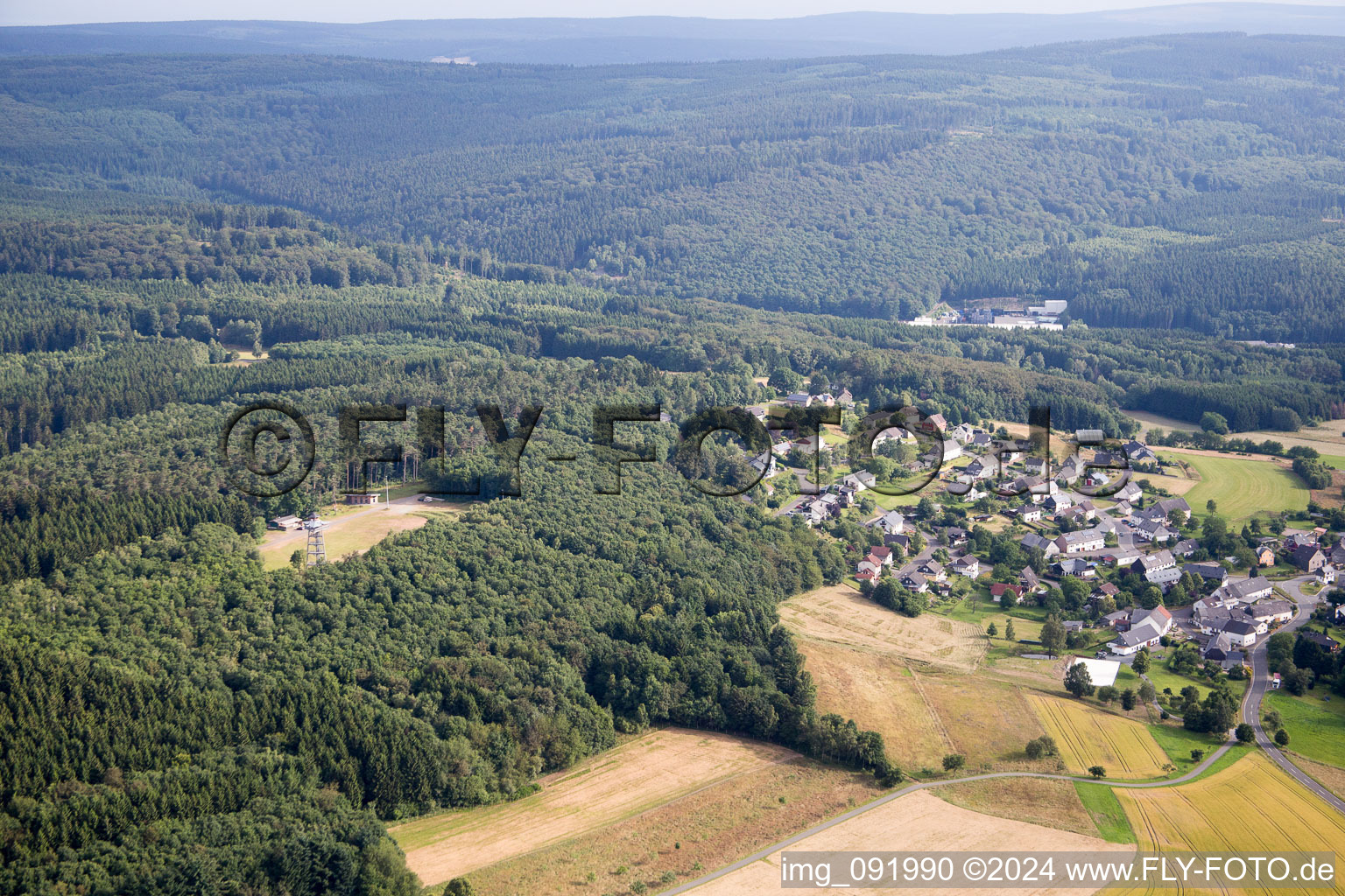 Vue aérienne de Hattgenstein dans le département Rhénanie-Palatinat, Allemagne