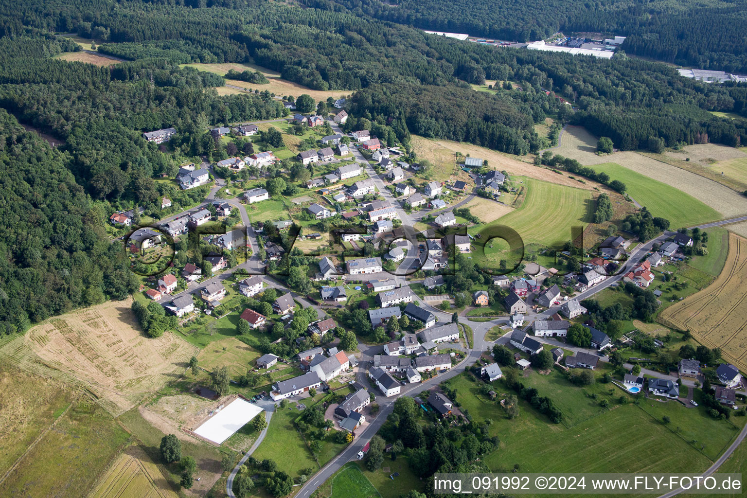 Vue aérienne de Champs agricoles et surfaces utilisables à Hattgenstein dans le département Rhénanie-Palatinat, Allemagne