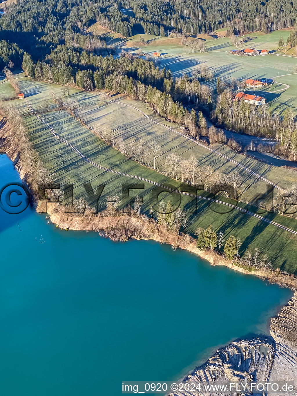 Vue aérienne de Rive du lac de la carrière à le quartier Schlegldorf in Lenggries dans le département Bavière, Allemagne