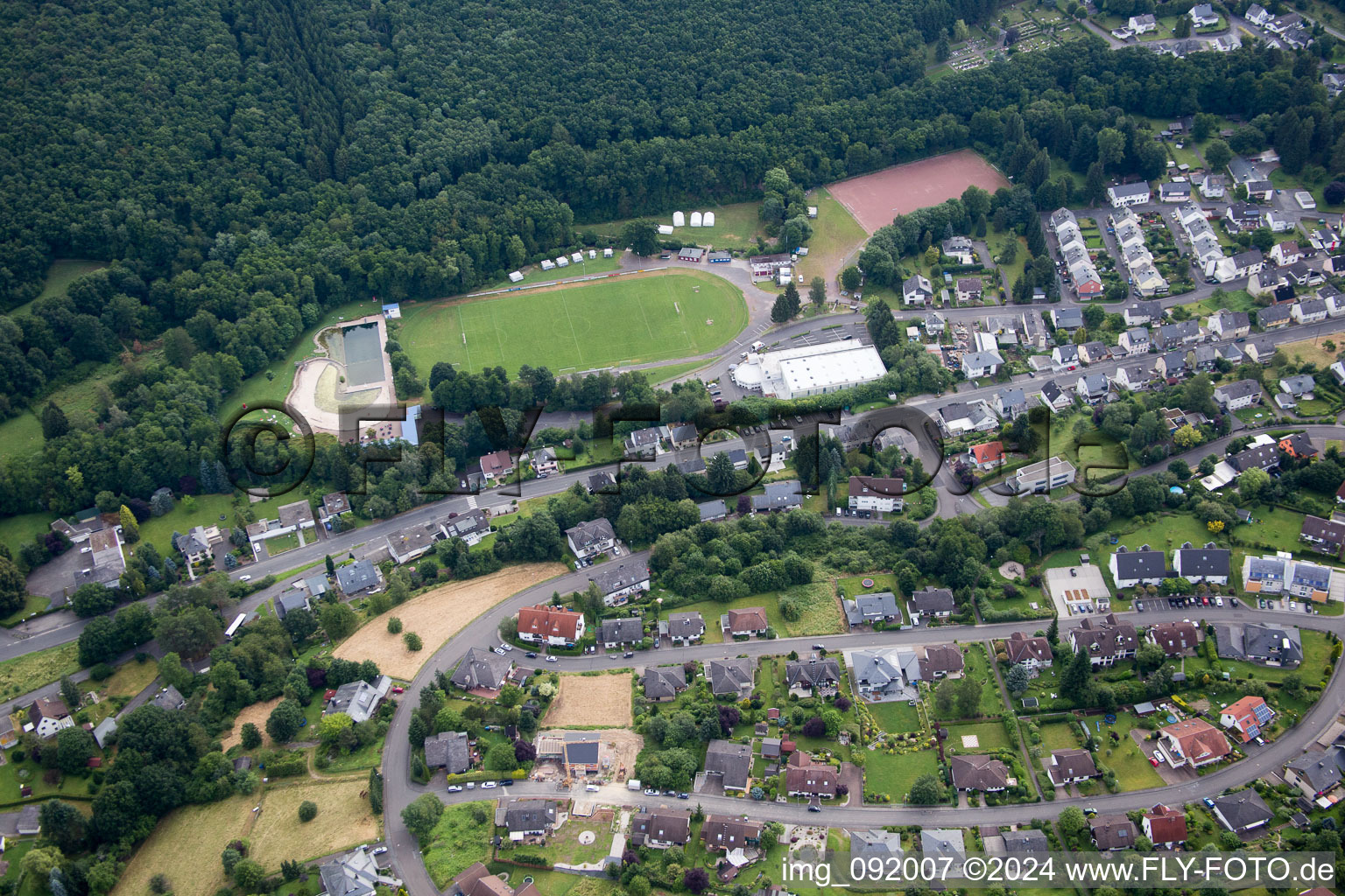 Vue aérienne de Tiefenstein dans le département Rhénanie-Palatinat, Allemagne