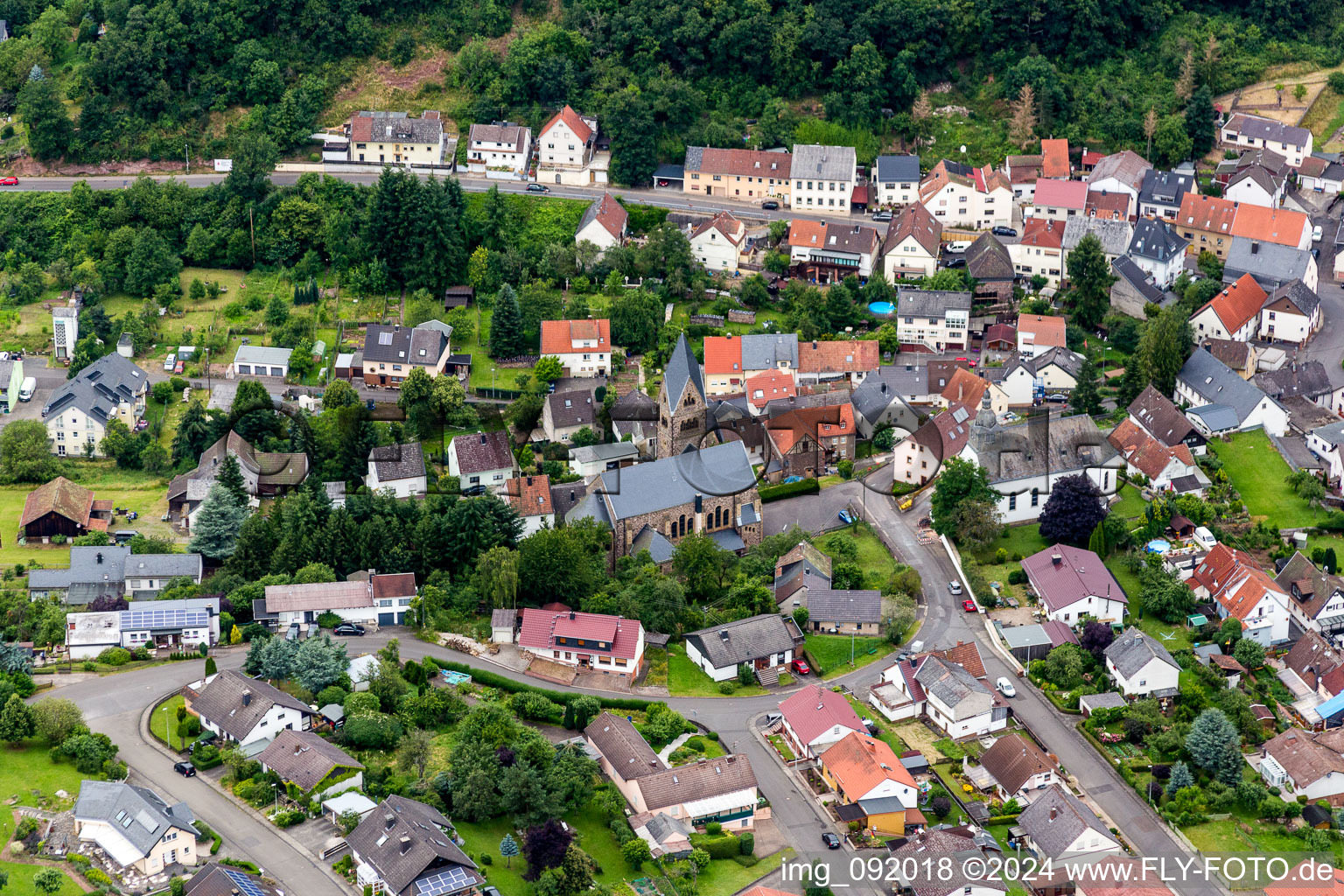 Vue aérienne de Bâtiment religieux dans le quartier Kirchenbollenbach d'Idar-Oberstein à Kirchenbollenbach dans le département Rhénanie-Palatinat, Allemagne