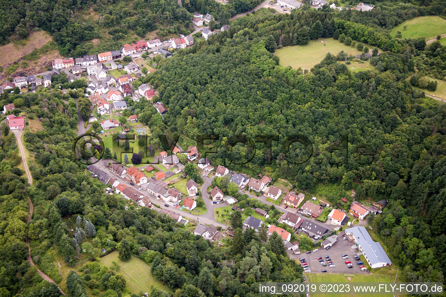 Vue aérienne de Kirchenbollenbach dans le département Rhénanie-Palatinat, Allemagne
