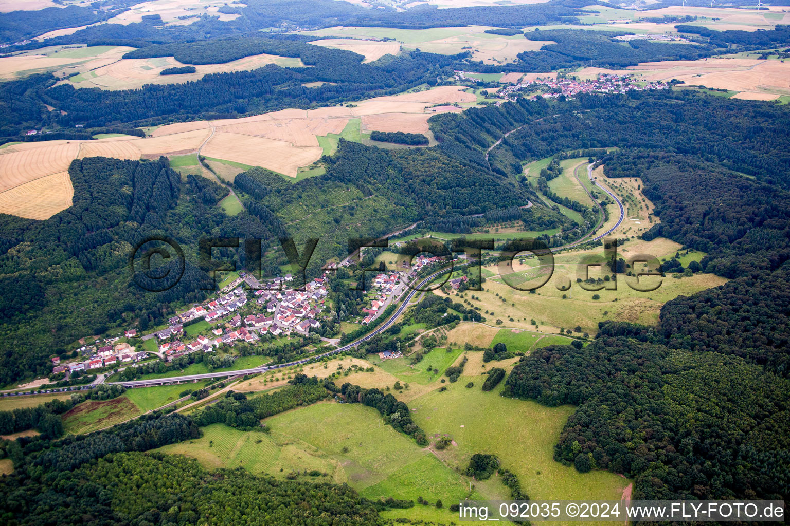 Vue aérienne de Champs agricoles et surfaces utilisables à Heinzenhausen dans le département Rhénanie-Palatinat, Allemagne