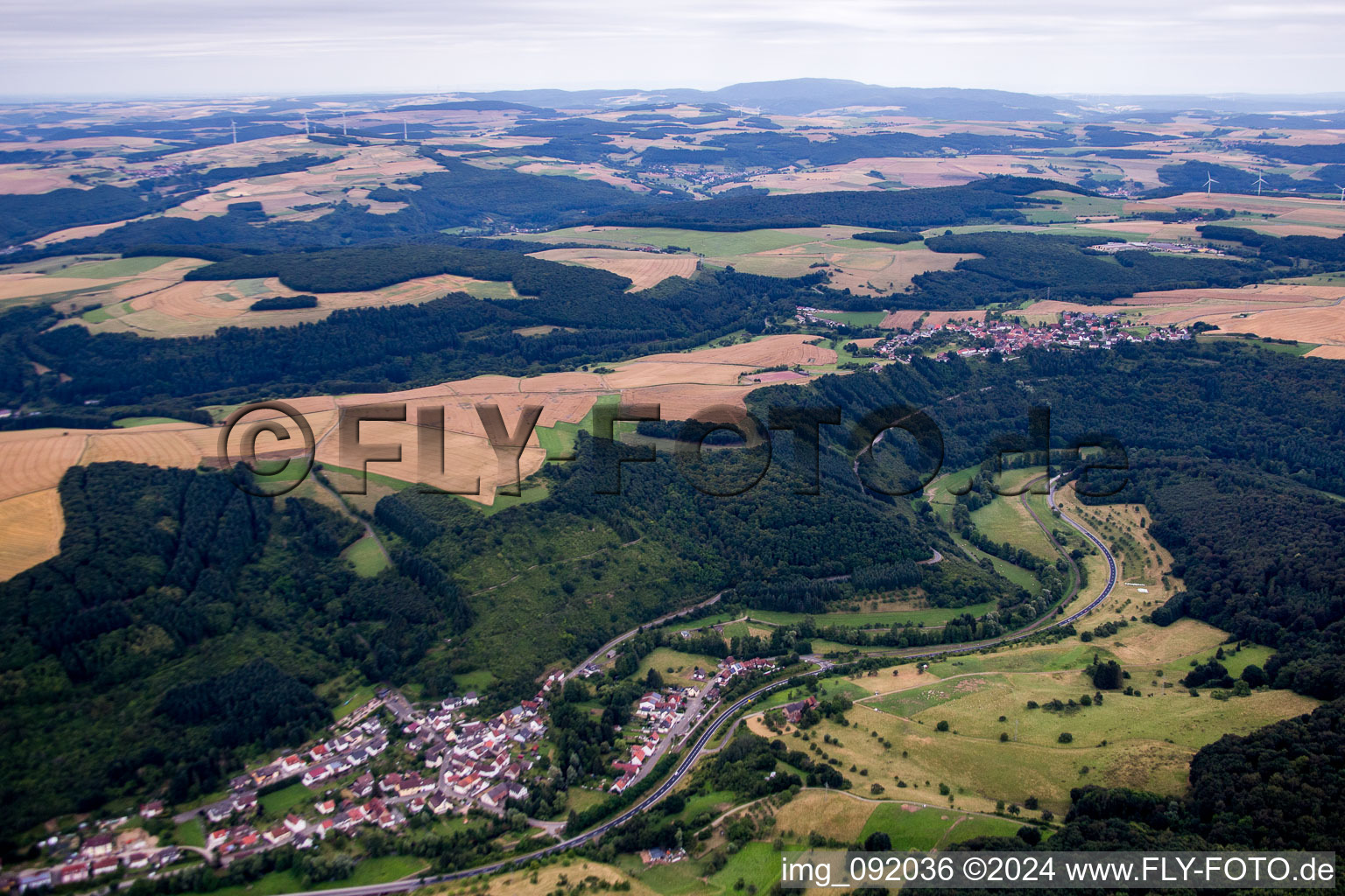 Vue aérienne de Champs agricoles et surfaces utilisables à Heinzenhausen dans le département Rhénanie-Palatinat, Allemagne