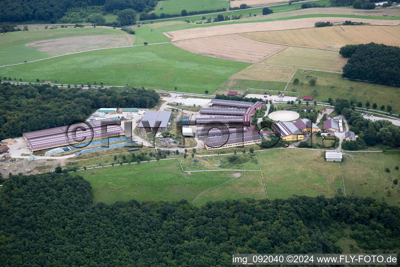 Vue aérienne de Centre équestre - centre équestre - écuries L'écurie - salon Hobstätterhof à Einöllen dans le département Rhénanie-Palatinat, Allemagne