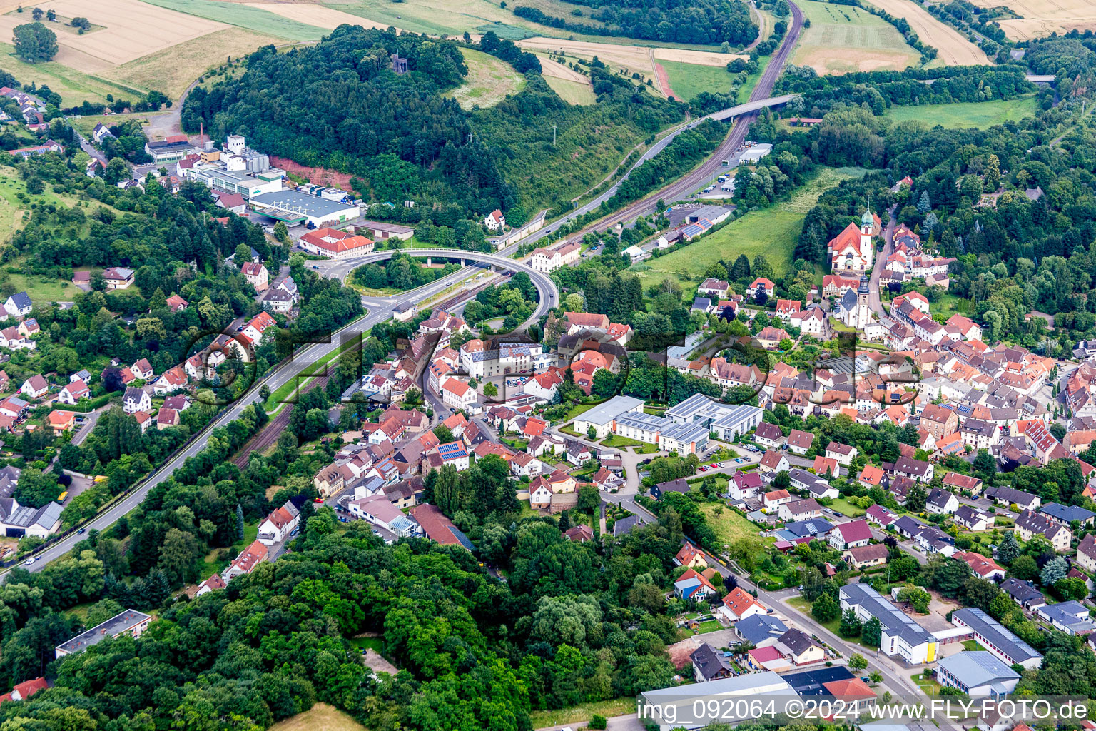 Vue aérienne de Église catholique du Sacré-Cœur à Winnweiler dans le département Rhénanie-Palatinat, Allemagne