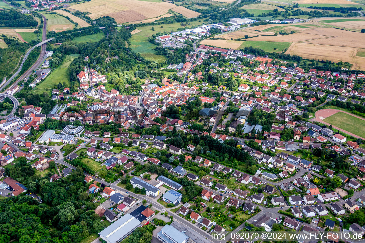 Vue aérienne de Église catholique du Sacré-Cœur à Winnweiler dans le département Rhénanie-Palatinat, Allemagne