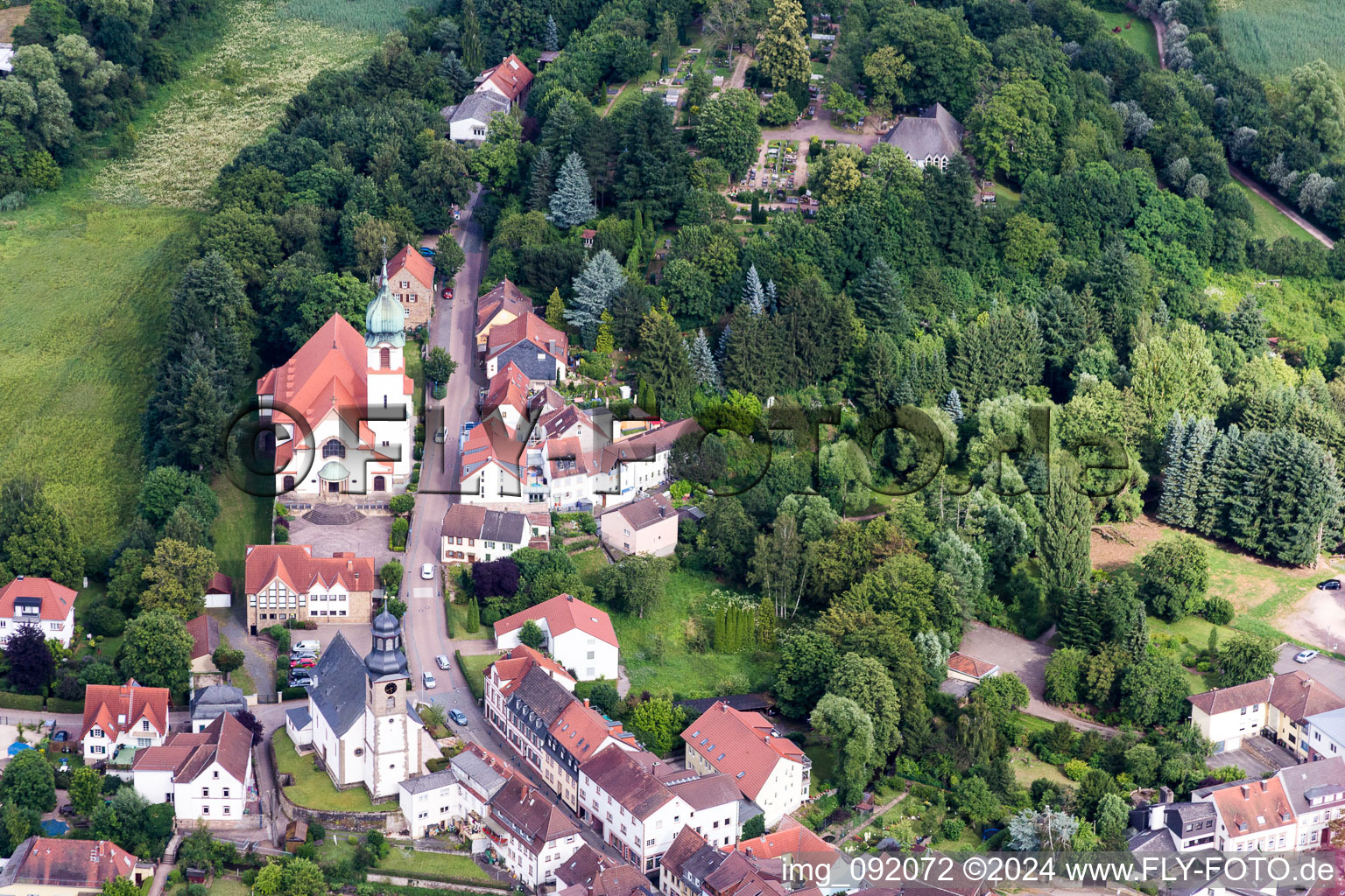 Vue oblique de Église catholique du Sacré-Cœur à Winnweiler dans le département Rhénanie-Palatinat, Allemagne