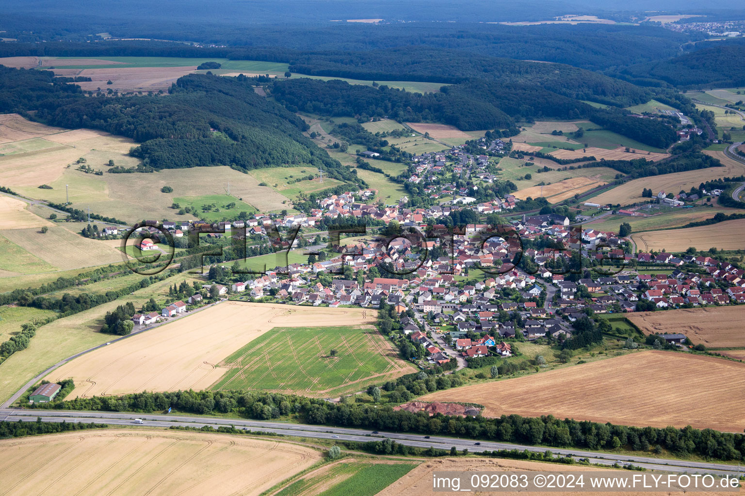 Vue aérienne de Champs agricoles et surfaces utilisables à le quartier Münchweiler in Münchweiler an der Alsenz dans le département Rhénanie-Palatinat, Allemagne