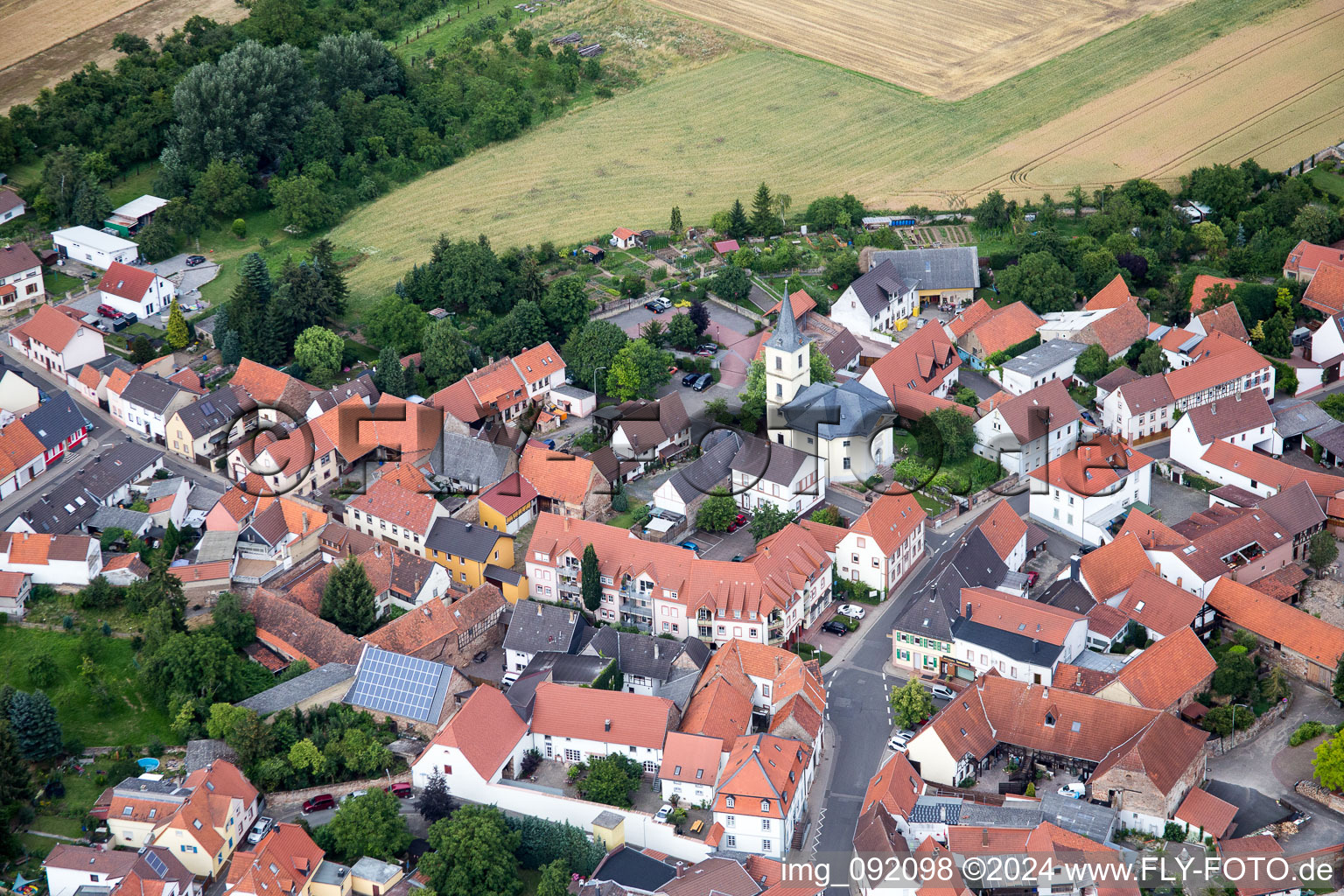 Vue aérienne de Champs agricoles et surfaces utilisables à Kerzenheim dans le département Rhénanie-Palatinat, Allemagne