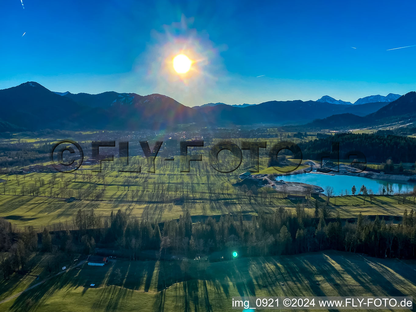 Vue aérienne de Lever de soleil sur la vallée de l'Isar à le quartier Schlegldorf in Lenggries dans le département Bavière, Allemagne