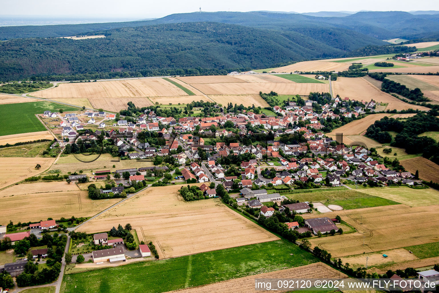 Vue aérienne de Champs agricoles et surfaces utilisables à Tiefenthal dans le département Rhénanie-Palatinat, Allemagne