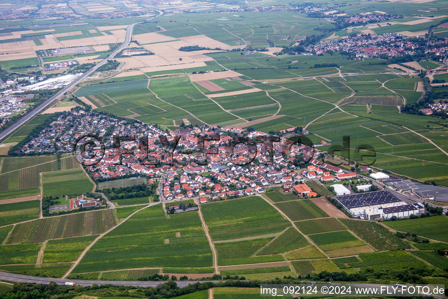 Vue aérienne de Champs agricoles et surfaces utilisables à Tiefenthal dans le département Rhénanie-Palatinat, Allemagne