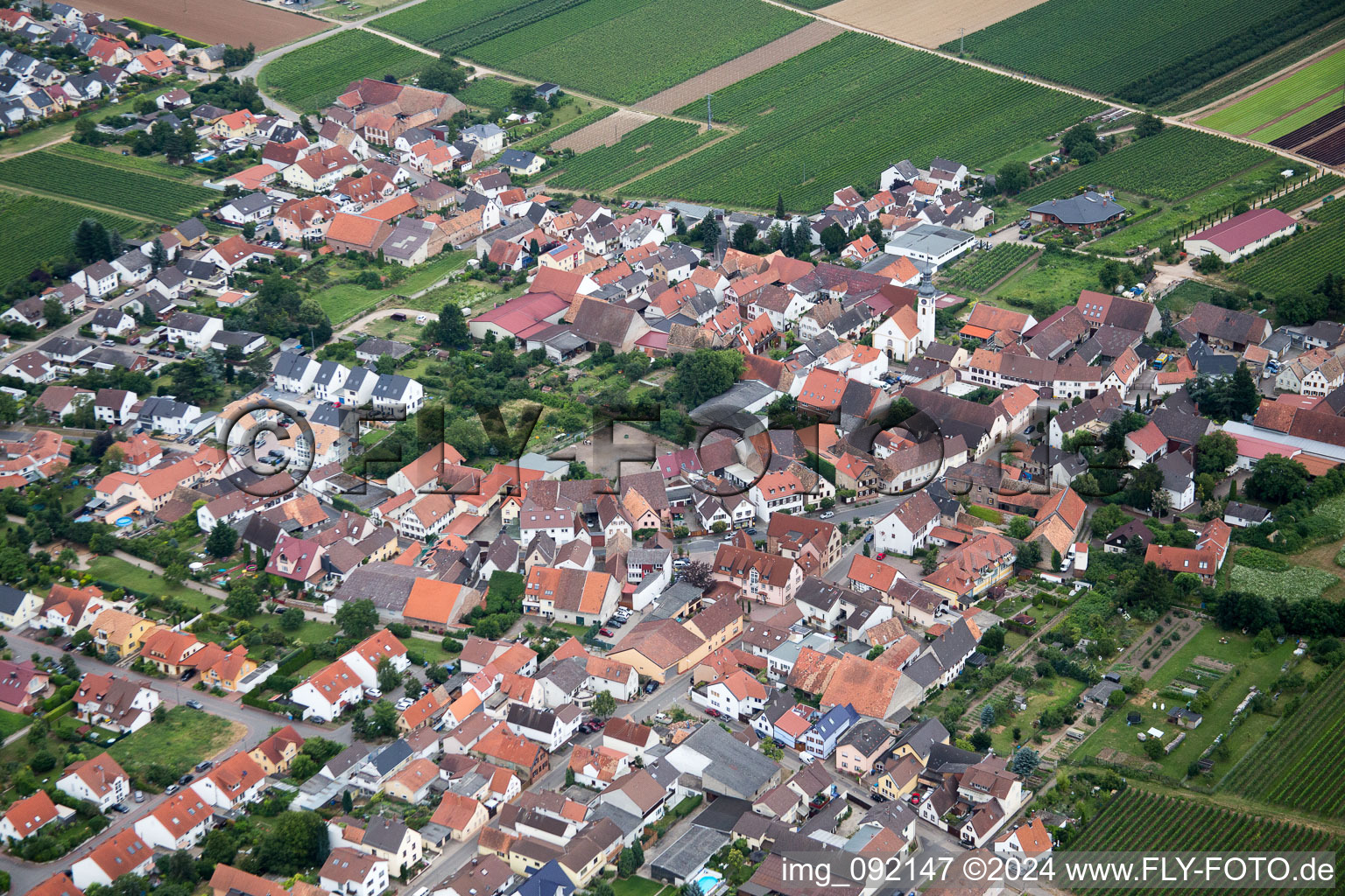 Vue aérienne de Champs agricoles et surfaces utilisables à Gönnheim dans le département Rhénanie-Palatinat, Allemagne