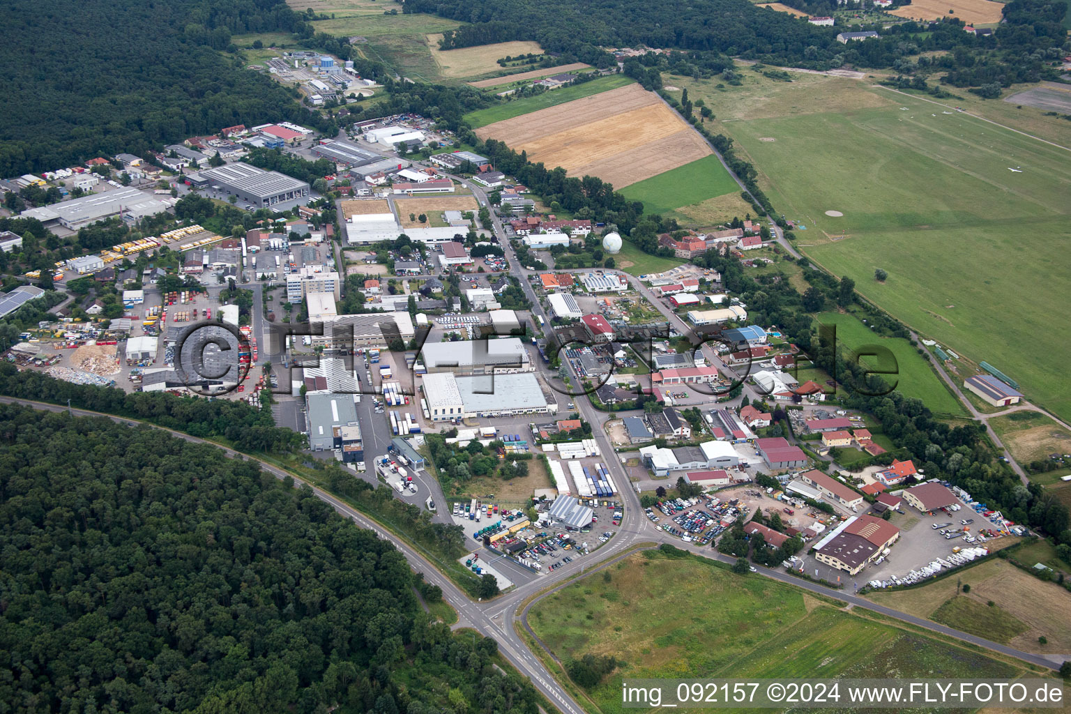 Vue aérienne de Zone industrielle et commerciale Im Altenschemel dans le quartier Lachen-Speyerdorf à le quartier Speyerdorf in Neustadt an der Weinstraße dans le département Rhénanie-Palatinat, Allemagne