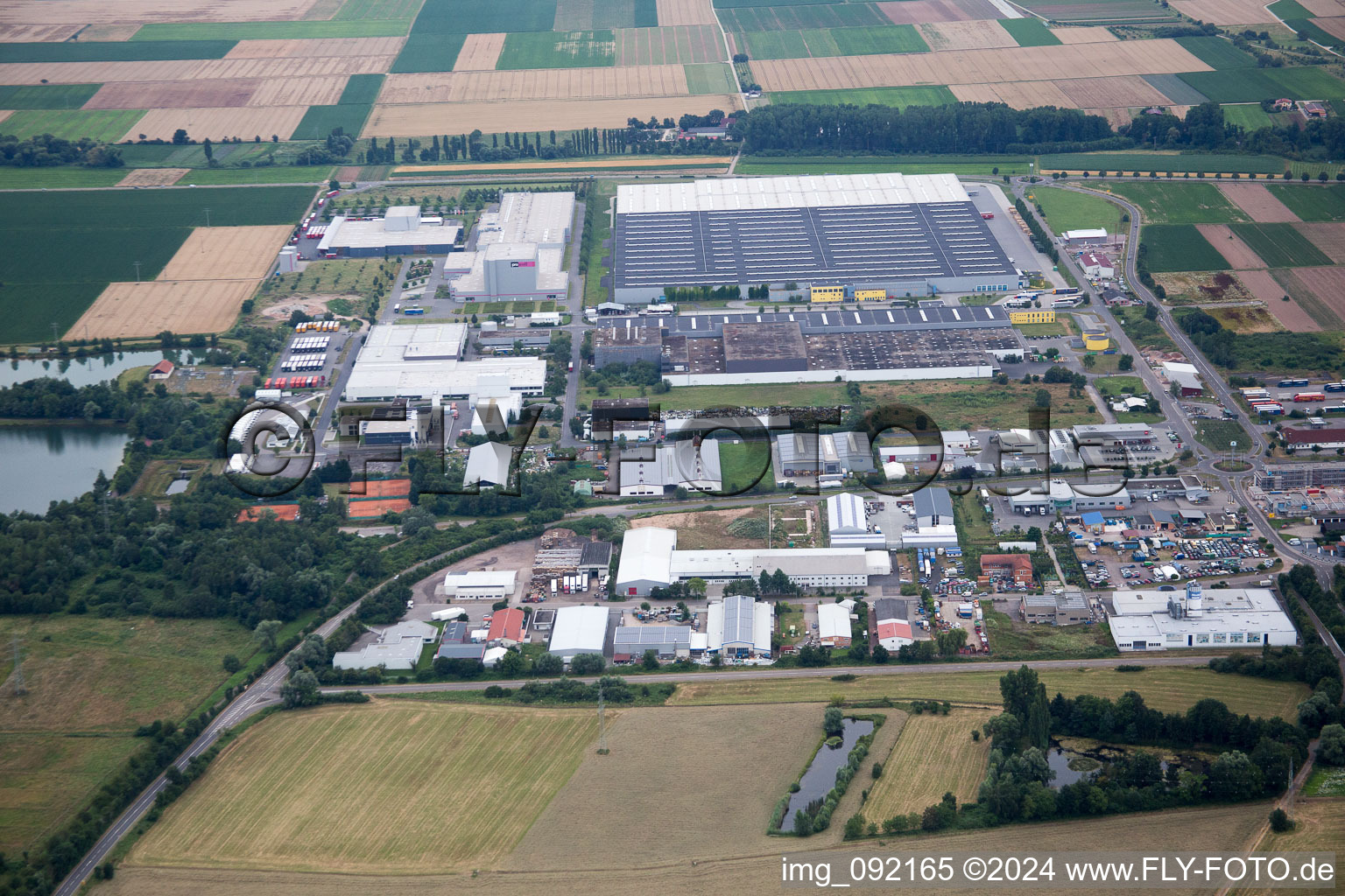 Vue aérienne de Zone industrielle de l'Est à le quartier Offenbach in Offenbach an der Queich dans le département Rhénanie-Palatinat, Allemagne