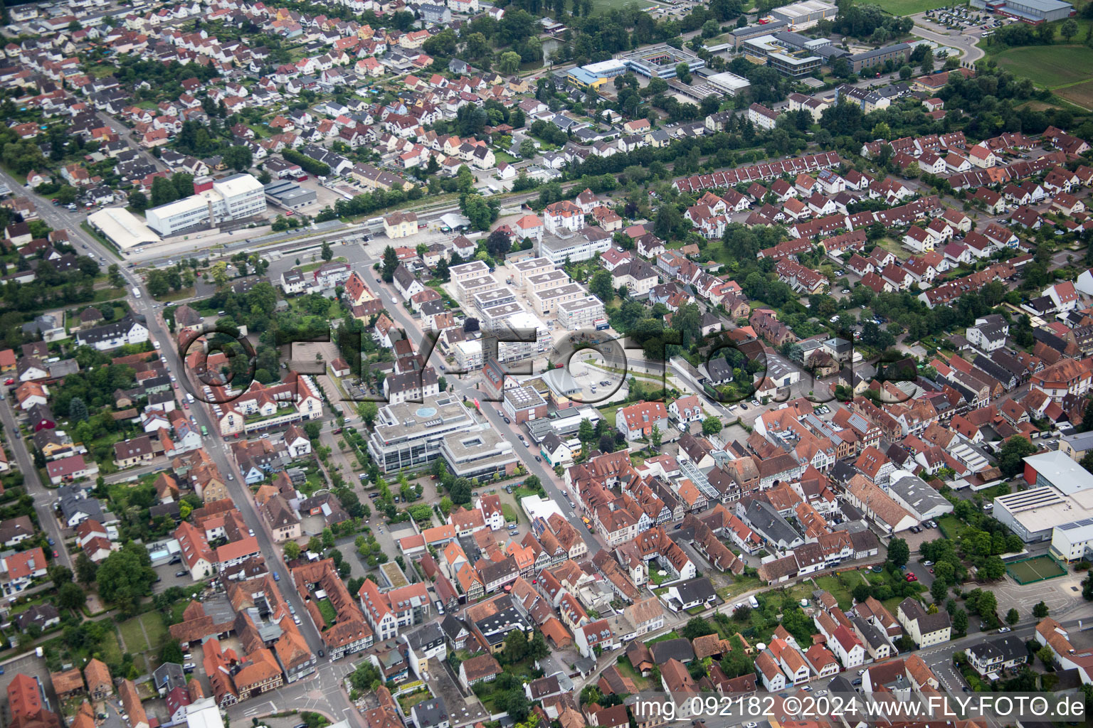 Dans le nouveau bâtiment "Stadkern" de RiBa GmbH entre Bismarck- et Gartenstr à Kandel dans le département Rhénanie-Palatinat, Allemagne du point de vue du drone