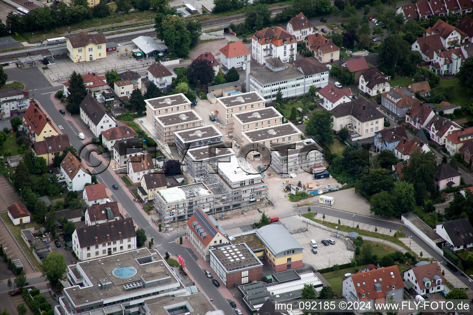 Enregistrement par drone de Chantiers d'ensemble de bâtiments pour la nouvelle construction d'un quartier urbain en centre-ville à Kandel dans le département Rhénanie-Palatinat, Allemagne