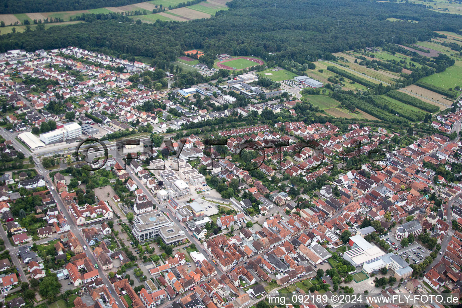 Dans le nouveau bâtiment "Stadkern" de RiBa GmbH entre Bismarck- et Gartenstr à Kandel dans le département Rhénanie-Palatinat, Allemagne d'un drone